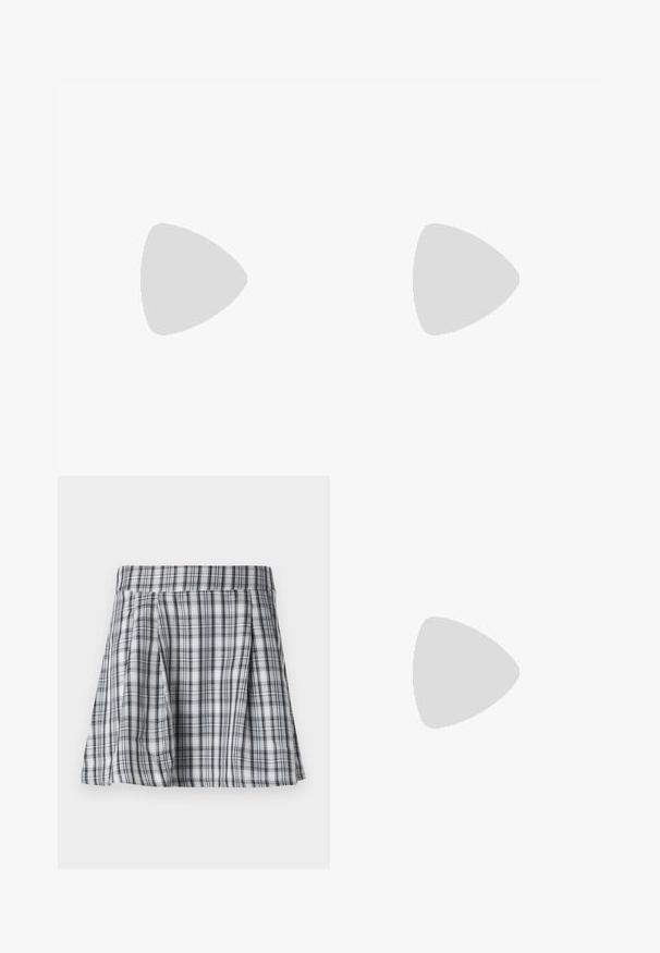 Svart langermet topp med et strukturert rutemønster, tettsittende design, bølget kant og rund halslinning. Lett materiale, noe gjennomsiktig.; Rutete mini skjørt i grått og hvitt, med folder og et liv. Laget av lett stoff, med vertikale og horisontale striper.; Sorte semskede ankelstøvler med et slasket design, som har en flad sål og en firkantet tå, vist på mørke ben mot en lys bakgrunn.; Sølvmetallbrilleinnfatning med rektangulære linser, som har klare linser, dekorative sideakcenter og armer med svarte spisser.
