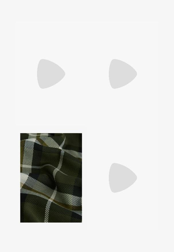 Ružový rebrovaný tielko s asymetrickým výstrihom a výrezom na pleci. Textília má hladkú štruktúru a priliehavý strih.; Tkanina skáčaná v kostkovaném vzoru s tmavě zelenou, černou a bílou barvou. Textura je hladká s jemným vzorovaným povrchem.; Svetlosivá lodička so slingback dizajnom a špicatou špičkou, vyrobená z mäkkej semišovej textúry, so siedmimi dekoratívnymi prackami a nízkym plochým podpätkom.; žltokremové okuliare s oválnymi rámami, priehľadnými šošovkami a zlatými akcentmi. Obsahujú zahnuté nožičky a hladký, lesklý povrch.; COACH BROOKLYN SHOULDER BAG 23 - Kabelka - maple