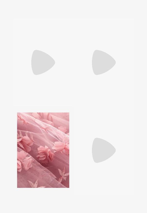 Avklippt svart t-shirt i bomull, med avslappnad passform, korta ärmar och ribbad rundhals. Inga synliga mönster eller detaljer.; Rosa tyltyg med blommönster och broderade bladvensmönster, med en mjuk, genomskinlig textur och lager-på-lager utseende.; Silversneakers med en slät, reflekterande ovandel, med svarta gummisulor och klassisk snördesign. Puma-logotyp på sidan.; Mörkgrå solglasögon med en elegant, böjd design. Har guldtonade lejonaccenter på sidorna och en glänsande svart ram.