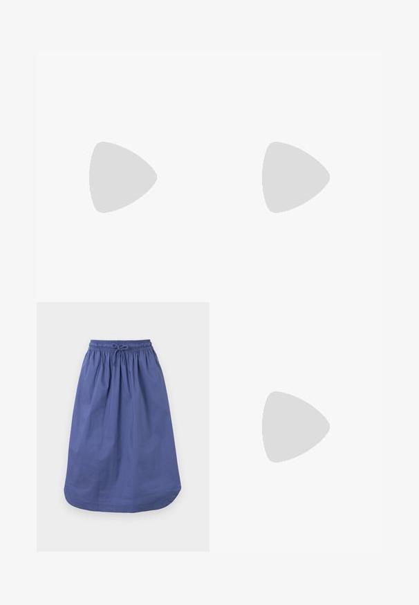 Camisa de manga longa em rosa claro, com decote redondo e silhueta ajustada, em tecido suave e texturado.; Saia de algodão azul com cintura elástica e cordão. Forma em A, até ao joelho, textura suave e sem padrões ou detalhes.; Ténis atléticos brancos com um detalhe prateado, tecido texturizado e couro liso; com uma sola de borracha preta e atacadores.; Óculos de sol retangulares com armações transparentes amarelas e lentes castanhas. As hastes apresentam uma marcação subtil e uma textura suave e brilhante.