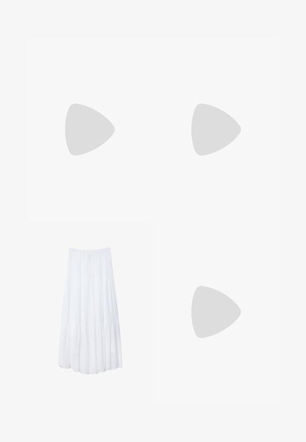 Mango ADELA - Top - off-white; Weißer, gestufter Maxi-Rock aus leichtem Stoff. Verfügt über einen elastischen Bund und ein fließendes Design mit weicher, subtiler Textur.; Rote Lacklederschuhe mit quadrater Zehenform, niedrigem Absatz und Knöchelriemen, kombiniert mit hellgrünen weiten Jeans. Glatte Textur, reflektierende Oberfläche.; Geflochtener brauner Handtasche mit runder Silhouette, ausgestattet mit einem oberen Griff und strukturierten Oberfläche. Kompaktes Design mit flachem Boden für Stabilität.