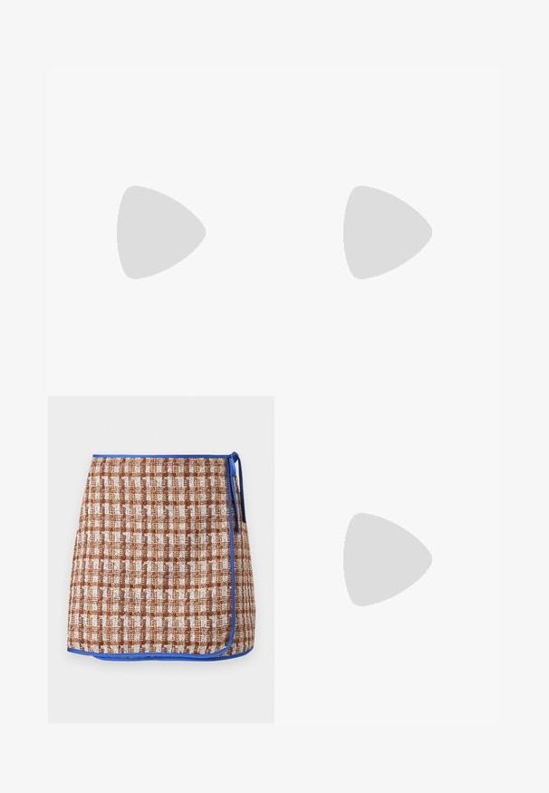 Biała kamizelka na cienkich ramiączkach, zdobiona czerwonym haftem w truskawki oraz falbaną w czerwonym kolorze wzdłuż dekoltu i dołu.; Wiązana spódnica w brązowo-białą kratę z niebieskim wykończeniem. Posiada boczny węzeł oraz teksturowany materiał dla dodatkowego wykończenia.; Czarne skórzane czółenka typu slingback z wąskim noskiem, minimalistyczny design, cienki pasek wokół kostki i elegancka szpilka. Gładka tekstura.; Czarna skórzana torba na ramię o strukturalnym prostokątnym kształcie. Posiada złoty owalny zamek i cienki pasek na ramię. Gładka faktura.