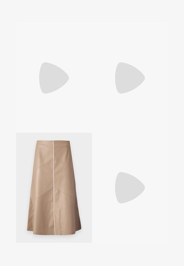 Juodas trumpomis Rankovėmis viršus su aukštu kaklu. Yra susirinkimo detalės ant pečių ir prigludusi kūno forma, pagamintas iš lygios medžiagos.; Biatės spalvos dirbtinės odos A formos sijonas su subtiliomis panelių detalėmis ir lygiu matinio paviršiaus apdaila, iki kelių ilgio ir aukšta juosmens linija.; Juodos odos siurbliai su užkulniu atrama, smailiu priekiu, mažu kulniuku ir dekoratyviniais metaliniais akcentais priekyje. Lygi oda.; Juodas blizgučių mini rankinukas su mazguotu tekstūruotu dirželiu ir sidabro grandine. Suapvalinta forma su susiraukšlėtopu ir atspindinčiomis detalėmis.