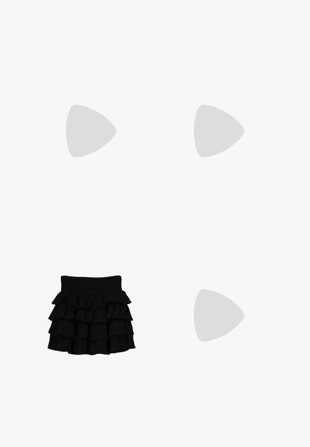 Nude långärmad bodysuit med puffärmar och rundad halsringning. Tillverkad av mjukt, elastiskt material med en slät yta.; Svart rynkad kjol med en smockad midja, tillverkad av ett mjukt material med lager av fallande volanger för extra textur.; Vandringsskor med svart ovandel i texturerad tyg, gula snören, silverfärgade Öglor och en robust svart Vibram-sula med fläckiga detaljer.; Svart tyghandväska med två framfickor med rosettdetaljer, dubbla handtag och dragkedjestängning. Mjuk textur och rektangulär form.