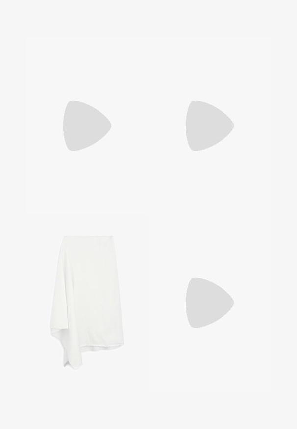 Schwarzes ärmelloses Oberteil aus glattem, dehnbarem Stoff; es verfügt über einen ausgestellten Saum und einen Rundhalsausschnitt, der eine figurbetonte, aber entspannte Silhouette bietet.; Asymmetrischer weißer Rock aus weichem, leichtem Material; ausgefranster Saum; glatte Textur; fällt auf einer Seite elegant.; Schwarze Absatzmules mit einer breiten, offenen Zehenpartie und einem geschwungenen Oberteil. Hergestellt aus strukturiertem Stoff, mit einem schlanken Absatz und einer glatten Sohle.; Hobo-Handtasche aus navyblauem Stoff mit einem Diamantmuster, ausgestattet mit einem Logo-Schild und einem glatten Schultergurt. Strukturiert Oberfläche.