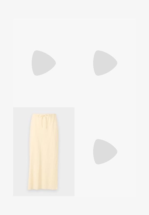 Canotta beige con sottili strisce orizzontali bianche, realizzata in tessuto a coste. Presenta spalline sottili e una finitura bianca lungo il collo.; Gonna lunga di un giallo chiaro, realizzata in un tessuto traspirante, con un elastico in vita e un cordoncino per una vestibilità regolabile. Texture liscia, senza motivi.; Scarpa slingback in vernice bianca con punta affusolata e tacco basso a blocco. Presenta una sottile cinghia con dettaglio a fibbia dorata.; Borsa tote in paglia intrecciata beige con rifiniture in pelle bianca, doppi manici in catena dorata e una forma rettangolare. La superficie presenta un motivo testurizzato.