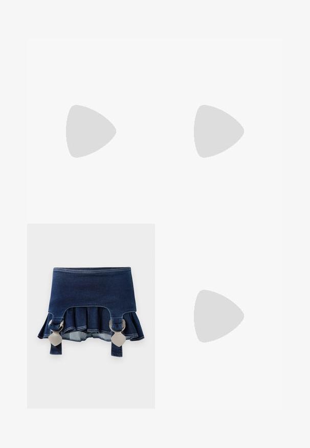 Džínová blúzka so širokými ramienkami, dvoma prednými vreckami, zakriveným výstrihom a striebornými kovaniami na spodnej strane na zapínanie.; Džínová sukňa s rozšíreným spodkom. Obsahuje dve nastaviteľné šedé spony, tmavomodrú farbu a kontrastné švy pozdĺž lemu.; Čierne kožené členkové čižmy s robustnou podrážkou, s viacerými popruhmi a zlatými kovovými detailmi. Hladká textura, drsný dizajn.; Tmavomodrá kabelka z textilného materiálu s textúrovaným dizajnom, striebornými detailmi a odnímateľným reťazovým popruhom. Obsahuje zavretie na klapku a akcent loga.