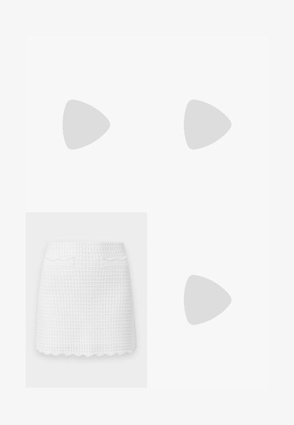 Bílý krátký rukáv cropped top s texturovaným vzorem, vykrojeným lemem a zapínáním na knoflíky, s kulatým výstřihem a lehkým materiálem.; sandro JUPE MAILLE MINI POINT FANTAISIE - Minisukně - blanc; Černé kozačky po kolena vyrobené z hladké kůže, s špičatou špičkou, blokovým podpatkem a výřezem ve tvaru V na vrchu.; Černá syntetická taška přes rameno s zakřivenou siluetou, strukturovaným povrchem, zlatým trojúhelníkovým logem a odnímatelnými kovovými akcenty.