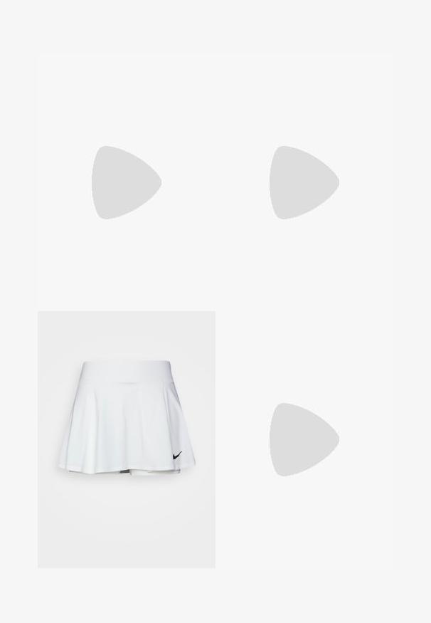 GAP TEE - T-Shirt print - bright beet; Weißer Sportrock mit einem auslaufenden Design, elastischem Bund und integrierten Shorts. Besitzt ein kleines schwarzes Nike-Logo unten rechts.; Weiße Leder-Sneaker mit perforiertem Zehenbereich, strukturiertem Sohlen und weißen Schnürsenkeln, kombiniert mit weiten roten Hosen und einem blauen und gelben Hintergrund.; Goldene Creolen mit einer glatten, glänzenden Oberfläche. Zirkuläres Design mit einem kleinen Stecker und einer klaren Rückseite für einen sicheren Sitz.