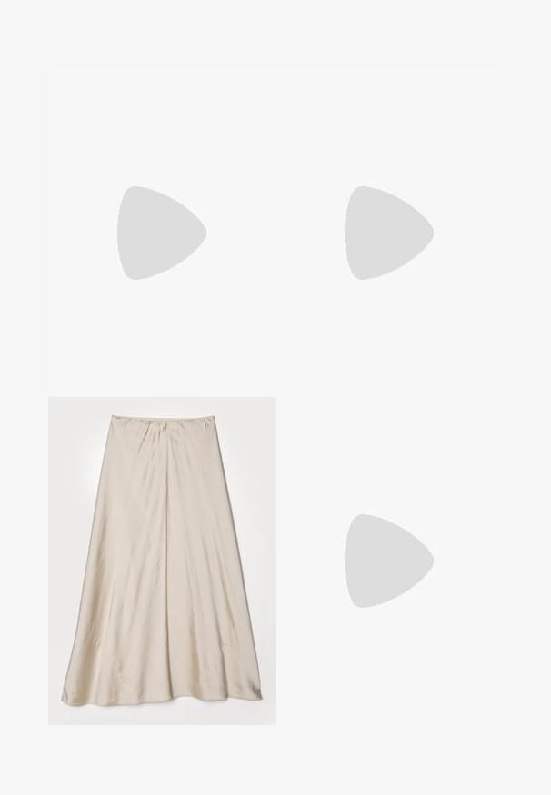 Tricou roz, supradimensionat, fabricat din bumbac moale. Prezintă mâneci scurte și un guler rotund cu un logo brodat în zona stângă a pieptului.; Fustă bej din satin cu o siluetă evazată. Prezintă un talie plisată și un luciu subtil, cu cusături unghiulare și o cădere elegantă.; Botine negre din piele, până la genunchi, cu vârf ascuțit și toc subțire, curbat. Textură netedă, design ajustat și fără elemente de prindere sau modele vizibile.; Geantă de mână din piele neagră cu un design cu partea superioară plisată, având două mânere scurte și o curea lungă ajustabilă. Textură netedă, formă rotunjită.