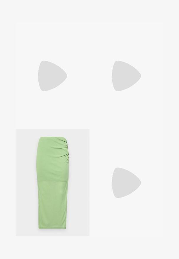 Bílý bezrukávový top vyrobený z měkké látky, s výřezy po stranách a kulatým výstřihem. Jednoduchý design bez vzorů nebo akcentů.; Zelená midi sukně vyrobená z elastické tkaniny, s bočním nařasením, přiléhavým střihem, hladkou texturou a jednobarevným provedením.; Bílé sandály na vysokém podpatku s robustním podpatkem, s designem s pásky a zavazováním kolem kotníku. Hladký povrch s platformou vpředu pro zvýšení výšky.; Bílá kabelka na rameno s texturovaným povrchem, centrálním akcentem v podobě spony a zakřiveným tvarem. Zipové uzávěry na obou stranách.