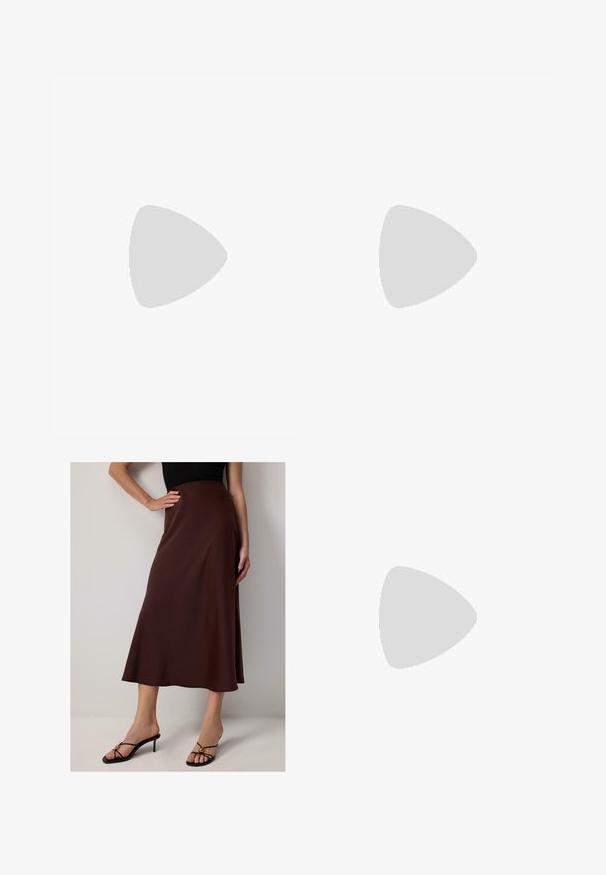 Licht beige mouwloze top met een gestructureerd breipatroon, voorzien van een ronde halslijn en een ontspannen pasvorm. Zachte textuur met subtiele details.; Bruine, knielange satijnen rok met een vloeiende silhouet. Het heeft een gladde textuur en een hoge tailleontwerp, gecombineerd met zwarte hakken.; Bruine leren sandalen met twee verstelbare gespen, kurken voetbed en gestructureerde rubberen zool, gedragen op blote voeten op een betonnen vloer.; Donkerbruine leren handtas met twee bovenhandvatten, vergulde accenten, een sluitingdetail aan de voorkant en gestikte texturen aan de zijkanten.