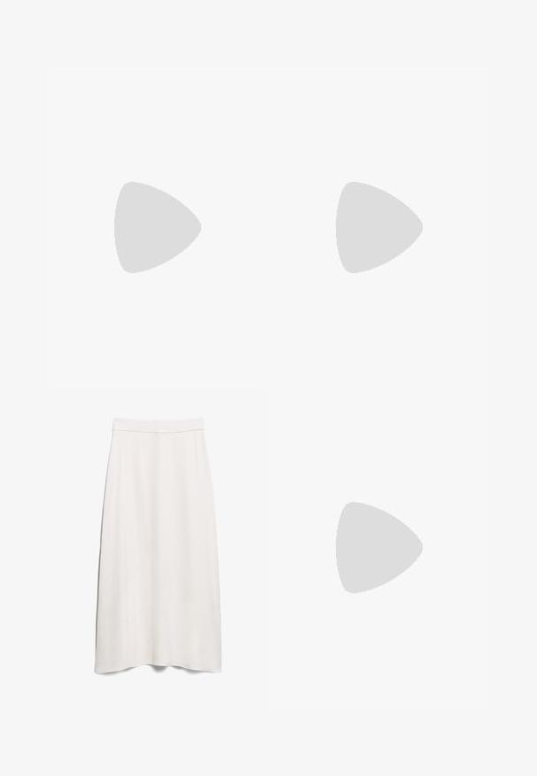 Top verde cu dungi, cu bretele, cu un tiv din tricot crem cu volan, având dungi verzi. Logo brodat pe față, aproape de tiv.; Fustă albă în formă de A, fabricată dintr-un material neted, cu o talie înaltă și un design lung până la podea, având o drapare subtilă.; Tenis verde din suede cu dungi albe din piele, talpă din cauciuc, guler căptușit și design minimalistic. Prezintă branding pe lateral.; Ochelari de soare negri cu lentile de culoare maro; formă rectangulară cu un cadru gros, inclusiv accente hardware subtile pe mânere.