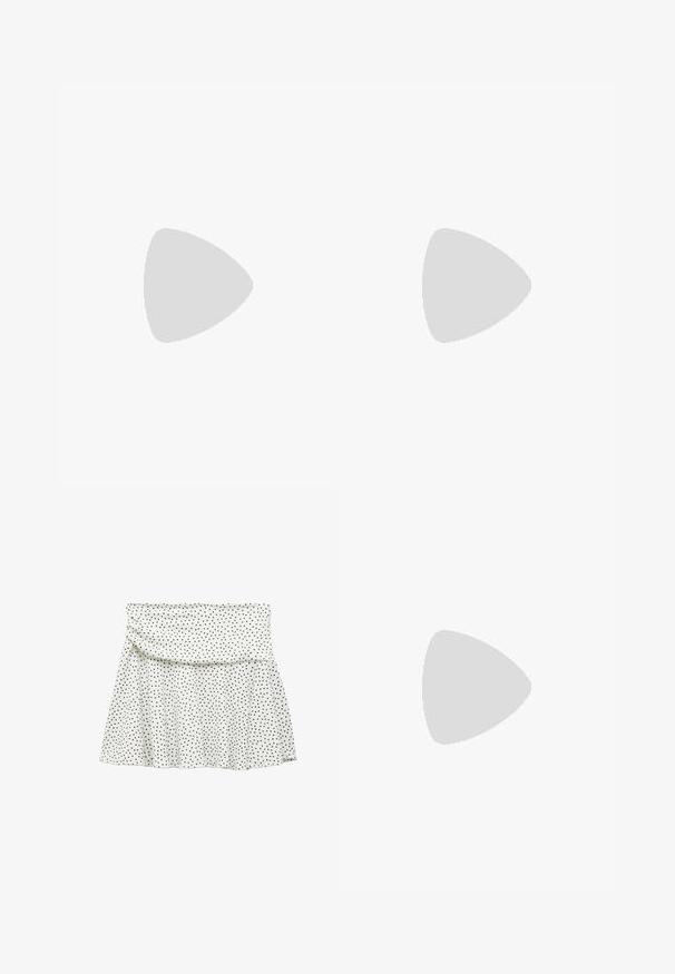 Grå og hvid tanktop med grafisk print, asymmetrisk design, blødt stof og tynde stropper. To vandrette striber på den grå sektion.; Hvid nederdel med sorte prikker, med en indsamlet talje og en udvidet kant. Lavet af blødt stof, har den en glat tekstur.; Sorte flip-flop med en tekstureret gummisål, to slanke stropper og et subtilt, præget logodetalje på stroppen.; Skildpaddebriller med ovale linser og en elegant, glat finish. Har tynde sider med en subtil kurve ved tindingerne. Klare linser.