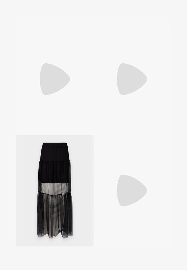 T-shirt noir à manches courtes présentant un motif de plume avec des accents dorés et beiges sur la poitrine. Matériau en coton léger.; Jupe maxi noire à plusieurs couches avec une taille élastique, dotée de panneaux en tulle transparent, d'une doublure en satin contrastante et d'une silhouette fluide.; Baskets montantes en toile blanche avec semelle en caoutchouc noir, capuchon en caoutchouc à l'avant, et six œillets pour les lacets, présentant un design épuré et minimaliste.; Sac en forme de cœur noir en cuir verni avec une poche avant dotée d'une fermeture à boucle et d'une bandoulière amovible. Accents en métal argenté.