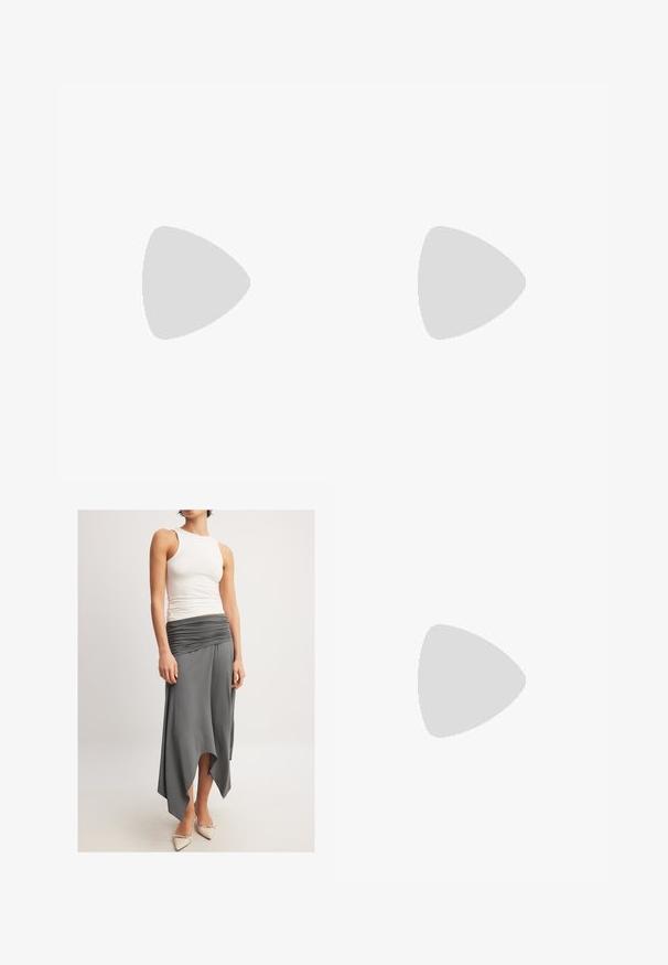 Weißes Kurzarmoberteil aus Spitze mit rundem Ausschnitt und gemusterter Textur im offenen Gewebedesign.; Ärmelloses weißes Tank-Top in Kombination mit einem luftigen, grauen Rock mit einer gerafften Taille und asymmetrischem Saum. Das Modell trägt beige High Heels.; Schwarze Lederflachschuhe mit spitzem Zeh, ausgestattet mit zwei schwarzen Riemen und goldenen quadratischen Schnallen. Glatte Textur und flache Sohle.; Schwarze Leder-Umhängetasche mit einer lässigen Form und Nahtdetails. Das Modell trägt ein pink-weiß gestreiftes Hemd zu weit geschnittenen blauen Jeans.