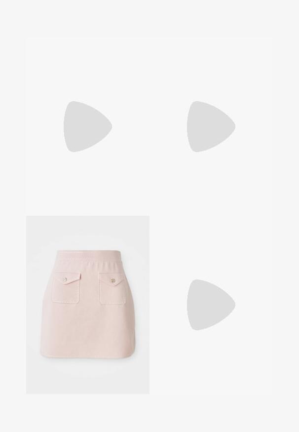 Maje MOKA - T-Shirt basic - jaune; Rosa Rock aus einem Stoff mit glatter Textur. Verfügt über zwei vordere Taschen mit Klappenverschlüssen und dekorativer Naht entlang des Saums.; Weiße Leder-Slingback-Schuhe mit spitzer Zehe, kleinem Absatz und verstellbarem Riemen, der eine auffällige silberne Schnalle aufweist.; Dunkelbraune Wildleder-Handtasche mit Fransen an den Seiten, rechteckigem Ausschnitt-Griff und verstellbarem Leder-Schulterriemen vor weißem Hintergrund.