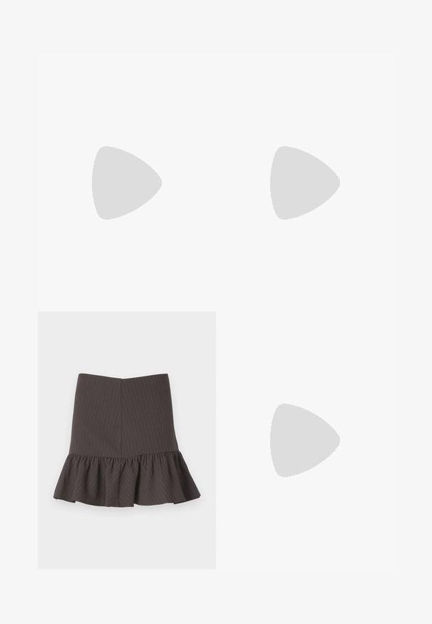 Top preto cropped de manga longa feito de tecido suave, com um design frontal torcido e decote redondo, com mangas ajustadas.; Saia evasé em cinza escuro com barra franzida, apresentando finas riscas verticais e uma cintura ajustada. Feita de um tecido texturizado.; Botas de couro pretas até ao joelho com biqueira quadrada e salto em bloco, apresentadas com um modelo sentado num casaco verde-azeitona. Textura lisa, com detalhes mínimos.; Bolsa de ombro em couro preto com uma forma descontraída e detalhes costurados. O modelo usa uma camisa listrada em rosa e branco com jeans de perna larga azul.