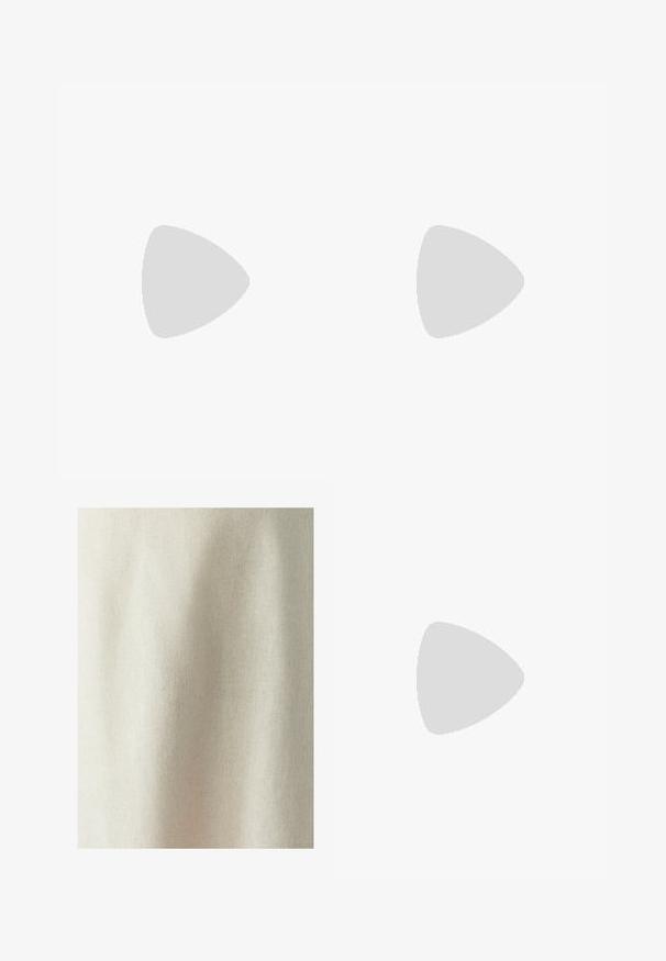 Witte T-shirt met korte mouwen van lichtgewichtstof. Voorzien van een ronde hals en een klein gekleurd logo op de linkerkant van de borst. Eenvoudig ontwerp.; Lichtbeige stof met een subtiele textuur en een gelijkmatige binding, met zachte plooien en vouwen, geschikt voor verschillende textieltoepassingen.; Witte sport schoen met mesh bovenkant, marineblauwe accenten en een gehoorzaamde zool. Bevat het "N" logo, veters en een gestructureerde detail aan de zijkant.; Bruine gevlochten leren tote bag met twee handvatten, voorzien van een gestructureerde oppervlakte en een open ontwerp. Minimalistische vorm zonder extra hardware.