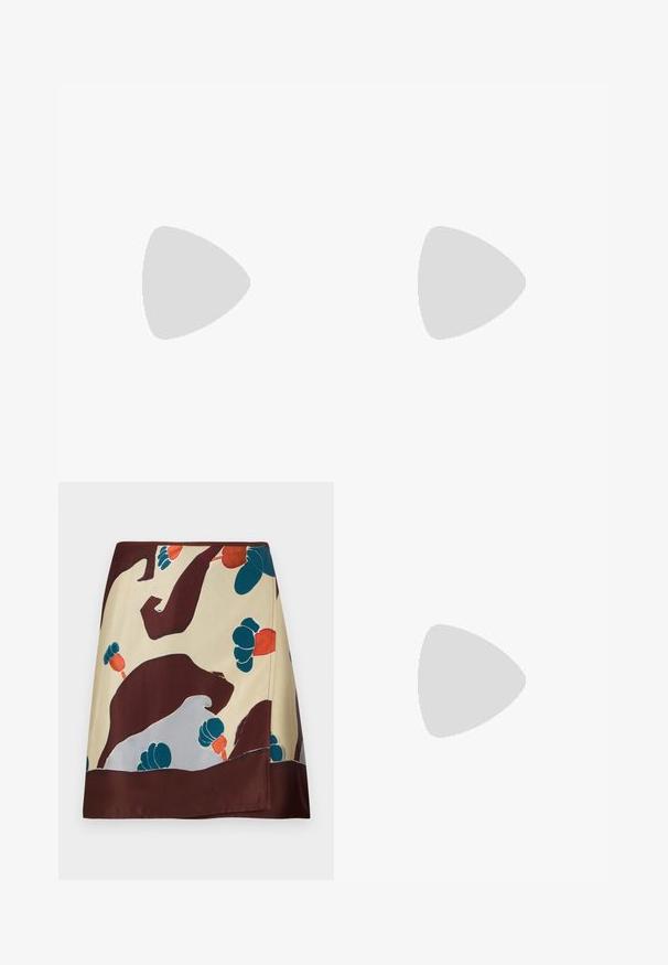 Biała krótka koszulka z kolorową grafiką róży w odcieniach niebieskiego, różowego i zielonego, z napisem "Paul Smith" w kolorze czarnym.; Jedwabna spódnica o beżowym tle z abstrakcyjnymi burgundowymi, turkusowymi i czerwonymi wzorami kwiatowymi; dół wykończony ciemnym burgundem.; Beżowe skórzane baleriny z zaokrąglonym noskiem, minimalnymi szwami, niskim obcasem oraz subtelnym logo z tyłu. Gładka, matowa tekstura.; Czarna skórzana torebka w zakrzywionym kształcie, z srebrnymi ćwiekami, klamrą i dwoma bocznymi kieszeniami. Regulowany pasek umożliwiający różne opcje noszenia.