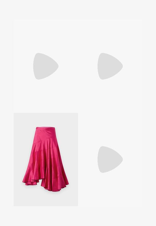 Camiseta blanca de algodón. Presenta un escote redondeado, mangas cortas y un dobladillo asimétrico con un corte diagonal. Pequeño logo en el pecho.; Falda de satén magenta con dobladillo acampanado, que presenta paneles en capas y un diseño asimétrico. Textura suave y corte a media longitud.; Mule de charol negro con tacón alto, punta afilada y una silueta elegante, con un escote abierto en la parte posterior y un tacón de aguja delgado.; Bolso de mano de cuero negro con un diseño curvado, que cuenta con tachuelas plateadas, una hebilla y dos bolsillos laterales. Correa ajustable para opciones de transporte.