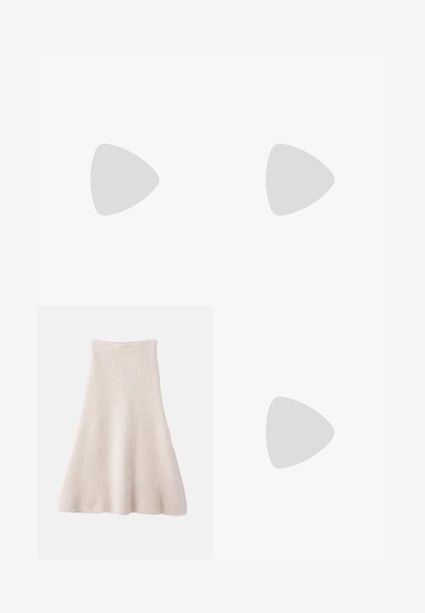 Bílý top s halter krkem a výstřihem ve tvaru V, vyrobený z hladkého materiálu. Má přiléhavý střih bez dalších ozdob.; Světlé béžové sukně ve tvaru A vyrobená z měkké, texturované látky, má hladký pas a splývavou siluetu.; Tmavě hnědá lakovaná kožená lodička na vysokém podpatku se špičatou špičkou, nastavitelným popruhem a štíhlým jehlovým podpatkem.; Želvovinové brýle s oválnými čočkami a hladkým, jemným povrchem. Má tenké bočnice s jemným zakřivením v chrámcích. Čiré čočky.