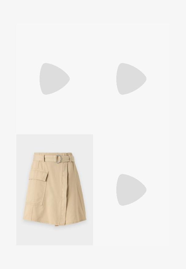 Korte ermer polo skjorte i lys gul, med klassisk krage og tre-knapps knapplacket. Glatt tekstur med en tettsittende design.; Beige bomullskjole med sidelomme, belte på livet med en sølvring, og en lett A-formet fasong. Glatt tekstur og enkelt design.; Sorte lær cowboy støvler med spidse tæer, kilehæle og sølv broderede blomstrer mønstre langs skaftet. Kontrast syning hele vejen igennem.; Even&Odd Håndveske - off-white