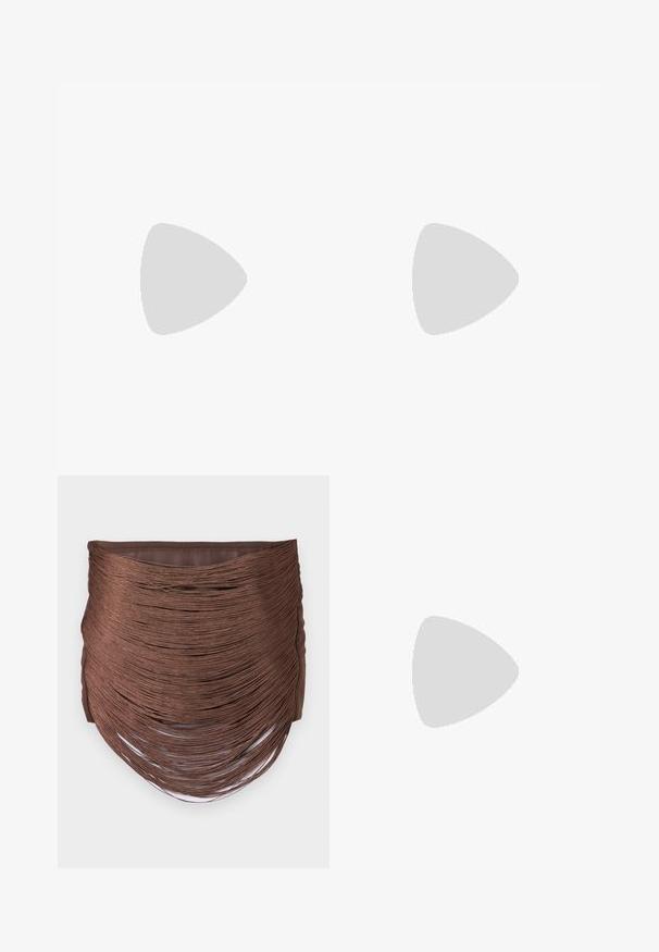 Mørkegrønt kortærmet t-shirt lavet af blødt, ribbet stof med rund hals og en afslappet pasform, der har minimale syninger.; Jaded London TASSEL SKIRT - Mini skirts  - brown; Brune patentlæder Mary Jane-sko med blokhæle, der har en spænde-rem og rund tå, hvilende på en struktureret sort sål.; Brun lædertaske med to lange håndtag, en struktureret rektangulær form, glat tekstur og afrundede kanter. Har accentdetaljer ved håndtagene.