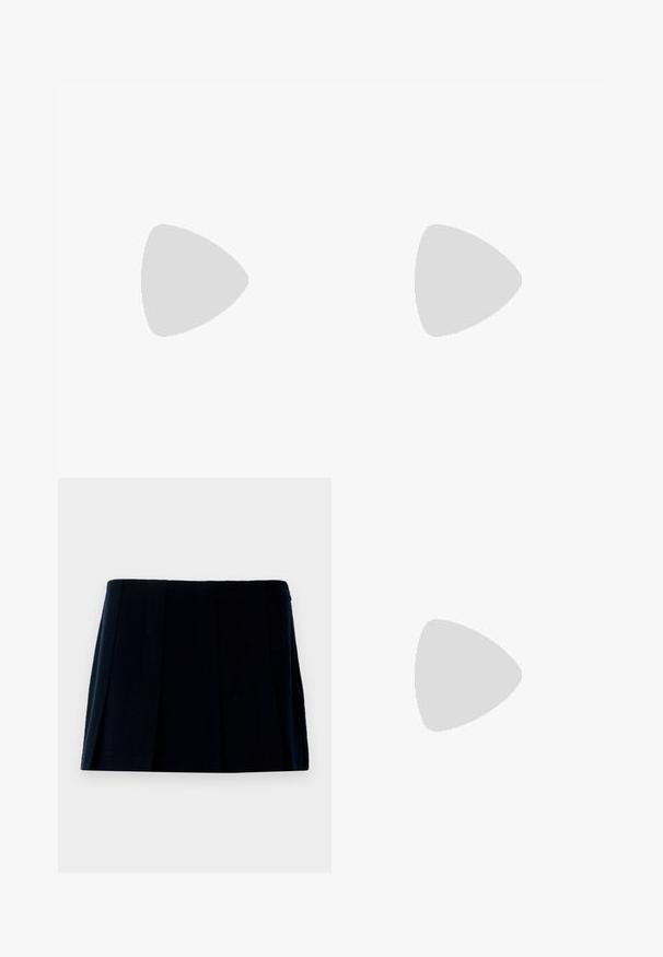 Garās piedurknes, off-white ribu polo krekls ar apkakli un četriem pogām uz gaiša fona.; Melnā plisētā mini svārki, kas izgatavoti no auduma. Tiem ir taisna josta un vairākas vertikālas krokas, kas piešķir formu un tekstūru.; Vagabond JOLIN - Balerīnas laiviņas - black; Melnā mākslīgās ādas rokassoma ar krokodila rakstu, savilkta augšdaļa un saburzīta siksna. Izskatās mīksta un kompakta pēc dizaina.