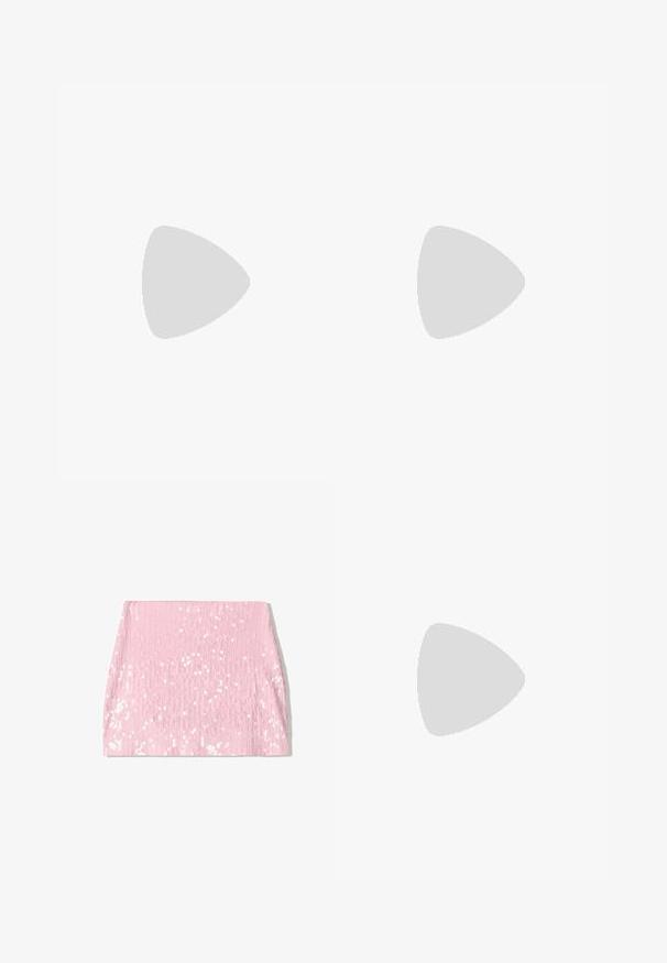 T-shirt bianca in cotone con un'illustrazione grafica colorata di due figure stilizzate con pattern e accenti variati.; Gonna mini in paillettes rosa con texture a coste verticali, caratterizzata da una silhouette aderente e paillettes scintillanti su tutta la superficie.; Zoccoli beige in suede con piede in sughero, punta rotonda e una semplice fascia con una fibbia dorata. Suola in gomma per una buona aderenza.; Occhiali da sole con una struttura in plastica nera elegante e lenti gialle, caratterizzati da una forma angolare distintiva e grandi tempie per una maggiore copertura.