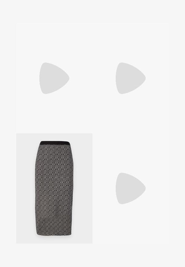 Zwarte langermige cropped top met een gedraaide voorkant, gemaakt van een glanzende, gestructureerde stof. Hoge halslijn en een aansluitend ontwerp.; Zwart-witte, gemêleerde pencilrok van een textuurstof, met een geribbelde tailleband en een geometrisch ontwerp overal.; Zwarte pumpsandalen met meerdere kruissluitingbandjes. Gladde stof, spitse neus en smalle hak. Verstelbare enkelband met gesp.; Zonnebril met grijze gradientlenzen, gouden metalen montuur en zwarte plastic accenten. Unieke vlinder-vormige lenzen met dunne pootjes.; Gouden metalen oorbel met een slank, gebogen ontwerp. Beschikt over een kenmerkende puntige vorm, gepolijste oppervlakte en scharnier sluiting.