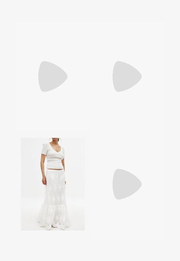 Bruine, mouwloze top met een vierkante halslijn, een getailleerd ontwerp, naaddetails en een textiele stof. Geen extra versieringen.; Witte gebreide top met korte mouwen en een V-hals. Vloeiende witte rok met een kanten overlay, gegolfde zoom en bloemenpatroon.; Bruine leren kniehoge laarzen met een ronde neus, gestructureerd oppervlak, enkelriem en zilveren hardware-detail; opgestapelde hak.; Bruine schildpadoversized zonnebril met een brede rechthoekige rand en gradient lenzen. Gouden logo-detail aan de zijkant.