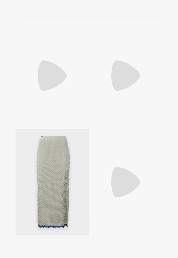 Top tricotat asimetric în gri deschis, cu un model texturat reliefat; prezintă un guler și o margine ribbed de culoare albastră. Detaliile unice îmbunătățesc designul.; Fustă tricotată de culoare gri deschis, cu un design texturat cu pompoane, talie elastică și margine ondulată albastră în contrast. Siluetă lungă, ajustată.; Mule-uri cu toc înalt din piele lacuită neagră, cu vârful ascuțit și o siluetă elegantă, având un spate deschis și un toc subțire stilletto.; Cercei argintii cu un design ascuțit; un cercei are forma literei C, conectat printr-un lanț la un cerc rotund cu vârfuri.