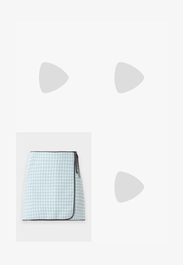 Biele tričko na ramienkach s tenkými popruhmi, zdobené červenými vyšívanými jahodami a červeným zaobleným lemom na výstrihu a spodnom okraji.; Sukňa s svetlomodro-bielym kockovaným vzorom, so soft štruktúrou a kontrastným tmavým lemovaním. Zviazanie na boku pre uzatvorenie.; Námořnické modré semišové lodičky s špičatou špičkou a středním blokovým podpatkem. Hladká textura s jemným leskem a malým výstřihem vpředu.; Modrá textúrovaná kabelka z umelej kože so strieborným reťazovým popruhom a logom na prednej strane. Uzáver s klapkou.