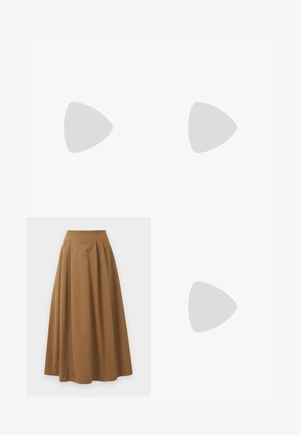 Zwarte geribbelde mouwloze coltrui met een zilverkleurige broche in het midden van de borst. Strak ontwerp. Zachte textuur.; Bruine katoen A-lijn rok met een hoge taille, voorzien van plooien aan de voorkant en een gladde textuur. De zoomafwerking is schoon en eenvoudig.; Zwarte gepatenteerde leren Mary Jane-schoen met een ronde neus, verstelbare band en een chunky vierkante hak. Heeft een gestructureerde zool.; Zwarte leren hobo tas met een gladde textuur, kromme vorm en een enkele verstelbare schouderband; heeft een brede opening aan de bovenkant.