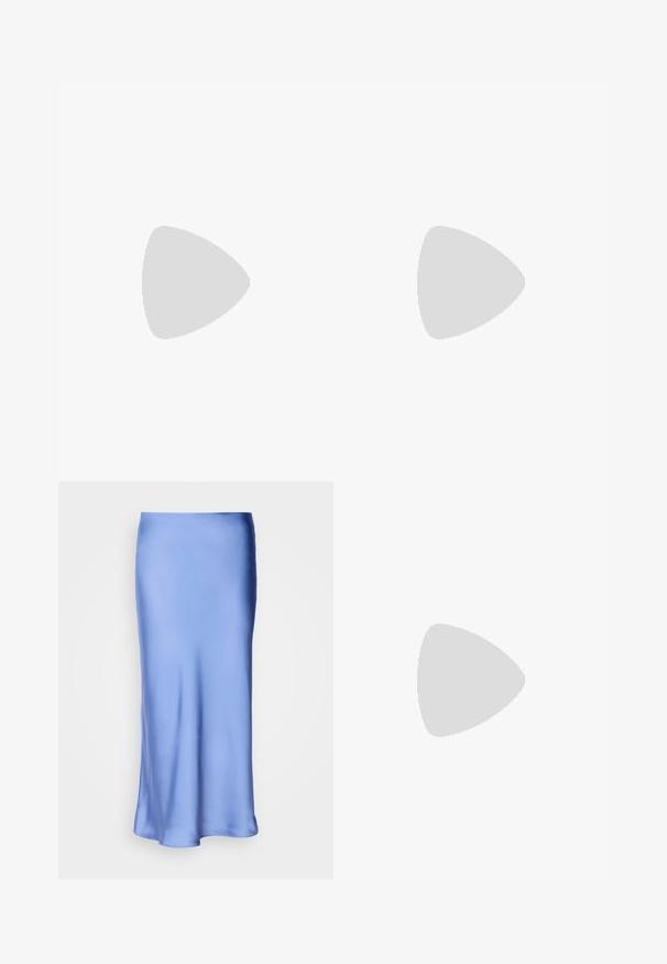 Bela off-the-shoulder majica z nagubanimi volančki na izrezu, gladka tekstura in prilegajoč silhuet, primerna za sproščeno nošenje.; Saten midi krilo modre barve z gladko, sijočo površino. Širjen silhueta, spodnji rob se nežno ukrivi, kar poudari njeno tekočo zasnovo.; Bela sandala na visoki pet z zavezanimi trakovi, z ravnim podplatom, teksturirano sprednjo stranjo z nabranimi detajli in ozkim gležnjenjem.; Srebrna metalna skleda z valovitim vzorcem, gladko zunanjostjo in teksturirano notranjostjo, ki odseva svetlobo s sijočo površino.
