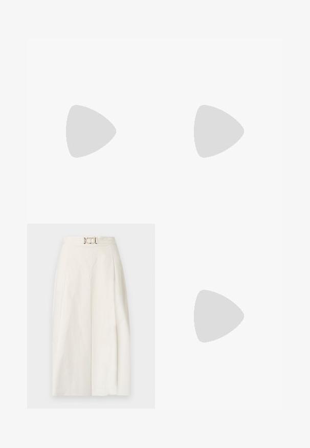 Hvit strikket genser med lange ermer, høy hals og bølget blonder nederst. Myk tekstur med en kort design.; Vide benbukser i hvit bomull. Har høy midje med en frontfold og en metallbeltespenne. Jevn tekstur.; Sorte lærreim hæler med spiss tå, som har en slank hæl og en gullfarget detalj på den justerbare stroppen. Glatt tekstur.; Sort lærveske med en strukturert design, som har en avkortet form, topphåndtak og detaljer i gull. Justerbar skulderstropp inkludert.