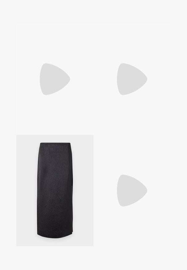 T-shirt nera a costine con collo rotondo e maniche corte. Tessuto morbido con una vestibilità aderente, con etichetta sul collo.; Gonna midi nera con una texture increspata, taglio dritto e spacco laterale. Il materiale sembra leggero. L'orlo è leggermente arrotondato.; Sandalo in pelle nera con fibbia regolabile, suola piatta color corda e due ampie cinghie che si incrociano sopra il piede, design minimalista.; Borsa bianca realizzata in pelle testurizzata, con design a pois, manici doppi, una tracolla removibile e hardware in argento.