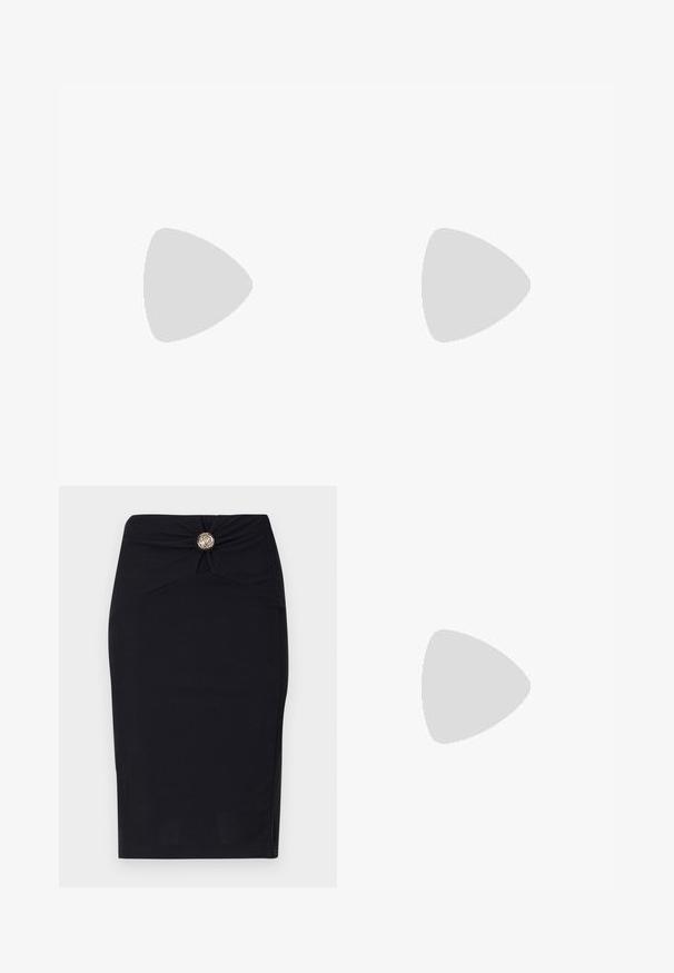 Černý chlupatý top s tenkými ramínky. Texturovaný povrch, čtvercový tvar a lehký design. Jednoduchá, monochromatická barevná paleta.; Černá tužková sukně s přiléhavým střihem, zdůrazněná zavinutým detailem v přední části a kulatým zlatým knoflíkem na pásku. Hladká textilie.; Černé high-heeled sandály mají tenké pásky s uzlovým designem, hladký čtvercový špičku a elegantní jehlový podpatek.; Světle šedá kovová kabelka s řetízkem, zdobená malými kulatými kovovými cvočky a trojúhelníkovým logem značky.