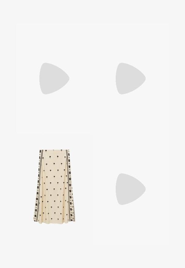 Witte T-shirt van katoen, met een decoratief zwart gespikkeld patroon over de voorkant, met korte mouwen en een ontspannende pasvorm.; Crème-kleurige rok met een klein zwart palmboomprint, met ingewikkelde zwarte randpatronen langs de zijkanten, gemaakt van lichtgewicht stof.; Hardloopschoenen met een zilver-witte mesh bovenkant en een groene accent. De zool is dik en gestructureerd, ontworpen voor demping en ondersteuning.; Beige leren draagtas met twee korte handvatten, een verwijderbare schouderriem en een decoratieve gouden accent op het voorpaneel.; Gouden rechthoekige horloge met een parelmoer wijzerplaat, Romeinse cijfer uurmarkers, datumanzeige en een schakelarmband ontwerp.