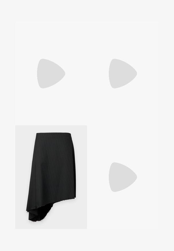 Bílý krátký rukáv tričko vyrobené z bavlny, s kulatým černým vyšitým logem uprostřed hrudi a žebrovaným výstřihem.; Černá sukně s pruhy a asymetrickým lemem, se surovými okraji. Vyrobena z lehké tkaniny s hladkým povrchem.; Černé kožené vysoké muly s otevřenou špičkou, špičatým designem, hladkým povrchem a štíhlým jehlovým podpatkem.; Černá kožená kabelka s křivkovým designem, zdobená stříbrnými hřebíky, s přezkou a dvěma bočními kapsami. Nastavitelný popruh pro různé možnosti nošení.