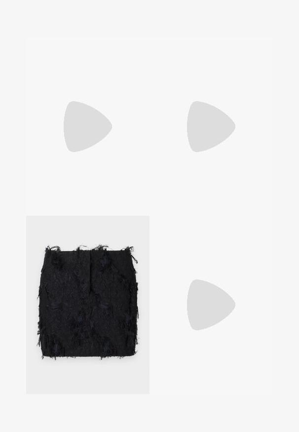 Grau gestrickte Weste mit V-Ausschnitt, die ein Zopfstrickmuster und kurze Ärmel aufweist, über einem weißen Hemd getragen, vor einem hellen Hintergrund.; Schwarzer Textrock mit einer geschichteten Fransen-Optik und einem leicht unregelmäßigen Saum, gefertigt aus einem leichten Stoff.; Schwarze Leder-Cowboystiefel mit spitzer Zehenform, niedrigem, gestapeltem Absatz und kunstvollem, geprägtem Blattmuster am Schaft. Schleife am oberen Ende für einfaches Anziehen.; Schwarze Cat-Eye-Sonnenbrille mit dunkelgrauen Gläsern, schlankem Kunststoffrahmen, spitzen Ecken und geraden Bügeln. Keine sichtbaren Befestigungen oder Akzente.; Burgunderfarbene Lederhandtasche mit geschwungener Form, goldenen Akzenten an den Beschlägen und einem Reißverschlussverschluss. Verfügt über einen abnehmbaren Schultergurt.