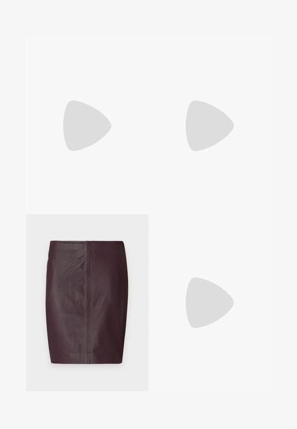 Zielona bluzka z lekkiego materiału. Posiada dekolt w kształcie czołgu oraz rękawki typu cap, charakteryzuje się gładką fakturą i luźnym krojem.; Ciemnoczerwona skórzana spódnica o gładkiej fakturze, dopasowanym kroju i prostym sylwetce. Charakteryzuje się minimalną ilością szwów i brakiem widocznych elementów metalowych.; Czarne skórzane sandały na obcasie z kwadratowym noskiem, pasek na kostkę z złotą klamrą oraz smukłym metalowym obcasem. Gładka tekstura, minimalistyczny design.; Elisabetta Franchi - Torebka