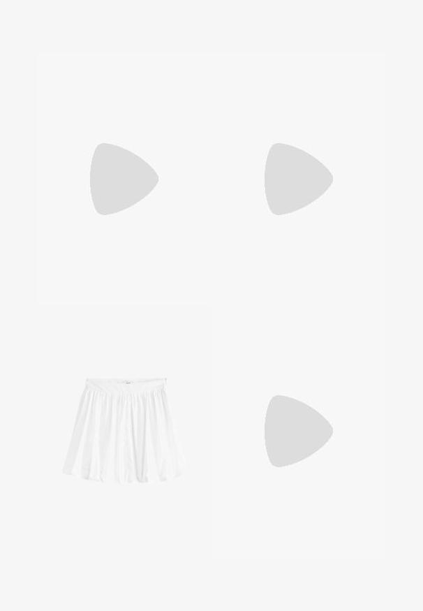 T-shirt met V-hals en korte mouwen, beige stof met zwart-wit abstract patroon, losse pasvorm, zachte textuur, casual ontwerp, gedurfde contrasterende accenten.; Witte, uitlopende rok van lichtgewicht stof met een elastische tailleband. Heeft een geplooid ontwerp voor volume en vloeiendheid.; Ballet flats met luipaardprint van zacht suede, met een zwarte band met een zilveren gesp, spitse neus en platte rubberen zool.; Geel gepatenteerd leren handtas met een ronde vorm, enkele bovenhandgreep en een zilveren logo plaat. Voorzien van een ritssluiting en een gladde textuur.