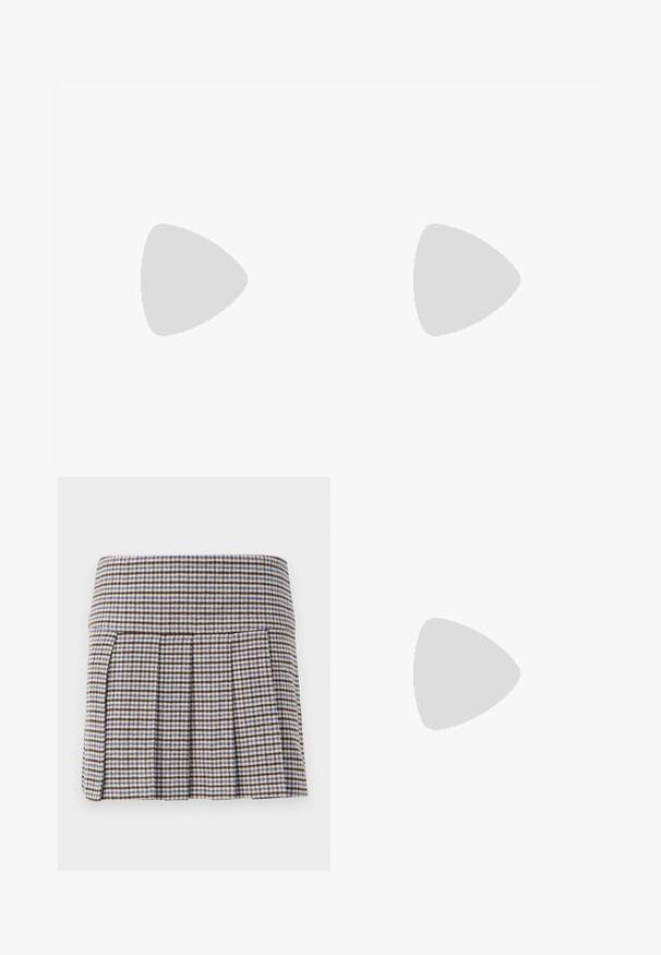 Witte katoenen T-shirt met een kleurrijk grafisch ontwerp met rode en blauwe elementen, waarop een kaart wordt afgebeeld en de tekst "MAX & CO." prominently aanwezig is.; Folding rok in een bruin, beige en blauw ruitpatroon. Gemaakt van een textuurstof met een aansluitende tailleband en decoratieve plooien.; Paul Smith TOPANGA - Ballerina's - black; Marine leren handtas met twee lange hengsels, een gespdetail en een sleutelhanger eraan bevestigd. Heeft een gladde textuur en een rechthoekige vorm.