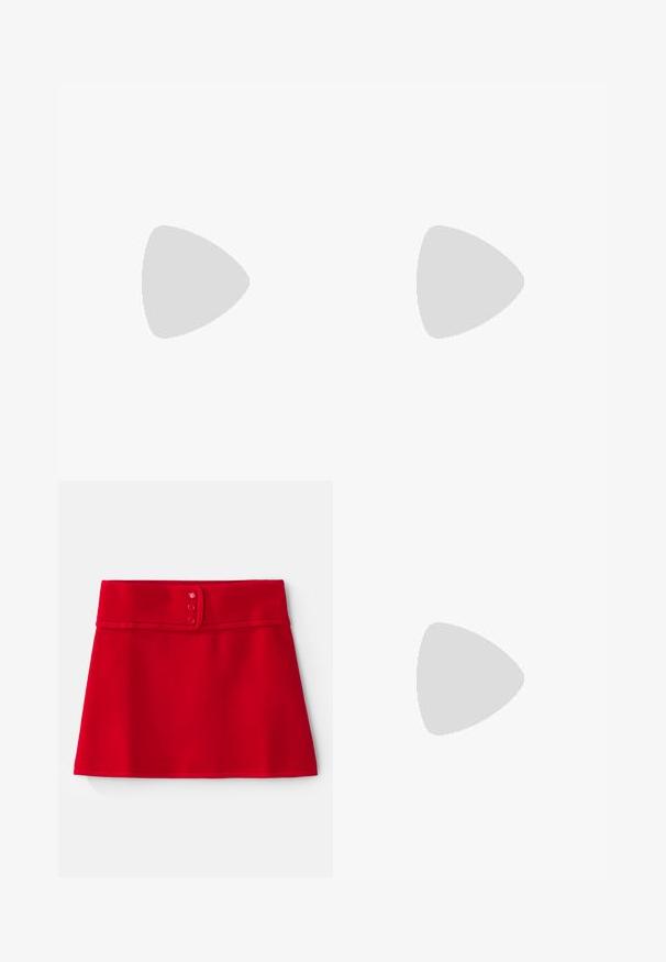 sandro Top - rouge; Gonna A-line rossa realizzata in tessuto liscio con una vita larga, decorata con tre bottoni rosa e un orlo rifinito.; Scarpa slingback da donna in stampa leopardata con tacco basso a blocco e fibbia dorata sul cinturino laterale, mostrata in profilo su sfondo semplice.; Borsa a tracolla in pelle nera con silhouette curva, manico corto, hardware centrale in tonalità oro e texture liscia. Nessun motivo o dettaglio visibile.