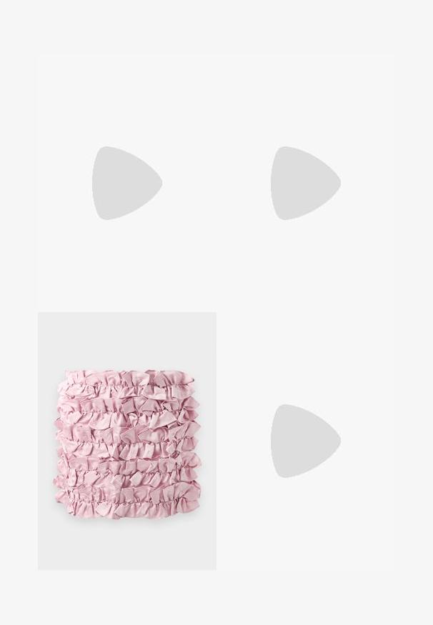 Top senza maniche in satin marrone con scollo rotondo, texture liscia e vestibilità slim, progettato per una silhouette slanciata.; Tessuto rosa arricciato con più strati di una texture morbida e simile alla satinata, con bordi arricciati. Forma rettangolare con colore ricco e uniforme.; Paul Smith TOPANGA - Ballerine - black; Clutch in pelle blu navy con texture a coccodrillo, tracolla in catena argentata e chiusura metallica. Forma rettangolare con design pieghevole.