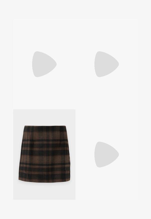 Langarm-Rugbyshirt mit weißem Kragen, hellblauem Grund und horizontalen Streifen in Senfgelb und Gelb, mit Knopfleiste vorne.; Karierte Minirock in Braun-, Schwarz- und Brauntönen, aus strukturiertem Stoff gefertigt, mit tailliertem Design und Seitennähten für Stabilität.; Braune, mit Absatz versehene Flip-Flop-Sandale mit einem schmalen Riemen und abgerundetem Zehensteg, der ein kleines goldfarbenes Akzent auf dem Fußbett aufweist.; Schwarz glänzende Handtasche mit geschwungener Silhouette, zwei Griffen und einem Logo-Plakette auf der Vorderseite. Reißverschlussverschluss und glänzende Hardwareakzente.