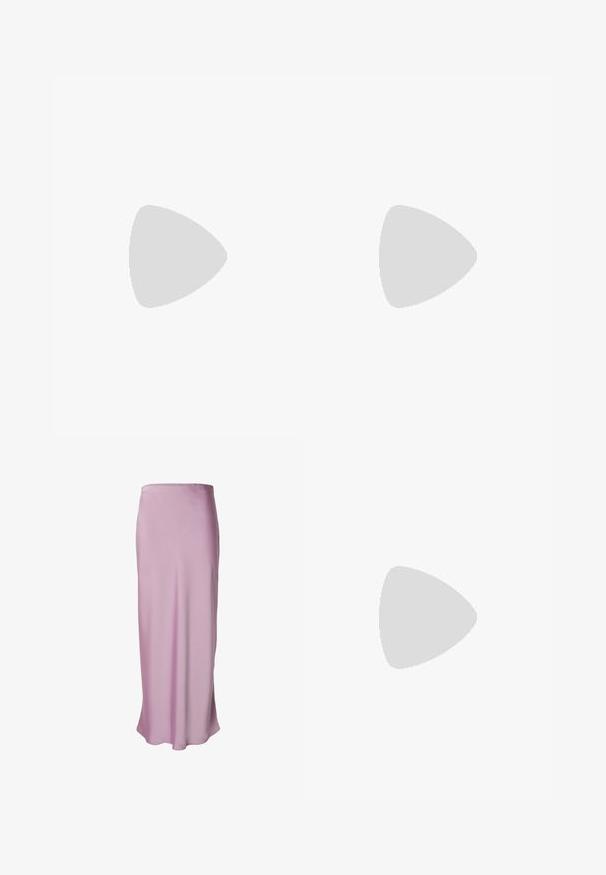 Wit top met korte mouwen en een off-the-shoulder ontwerp, voorzien van een gedrapeerde textuur en een geplooid detail aan één kant. Glad materiaal.; Lange, A-lijn rok van lichtroze satijnen stof. Glad textuur met een vloerlange ontwerp en een eenvoudige, onversierde silhouet.; Beige slingback hakken met een puntige neus en een lage, uitlopende hak. Gemaakt van glad leer met een minimalistisch ontwerp en een verstelbare band.; Zilveren ring met ovale en ronde secties, versierd met meerdere heldere edelstenen, wat een gestructureerde, glinsterende uitstraling creëert.