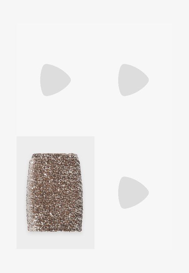 Ilgām piedurknēm tops ar melna un pelēka zebra svītru rakstu, izgatavots no viegla sietveida materiāla ar apaļu kakla izgriezumu.; Brūns mirdzošu sekvīnu mini svārku ar pieguļošu dizainu, kas pārklāts ar spīdīgiem sudrabainiem sekvīniem, radot tekstūru un mirdzošu efektu.; Melni ādas apavi ar noapaļotu purngalu, biezām bloku papēžiem un elastīgiem sānu akcentiem, apvienoti ar tumšām zeķubiksēm un melnu svārku ar šķirbu.; Sudraba gredzenveida auskari ar minimālistisku dizainu. Cirkulāra forma, gluda tekstūra un plāns profils. Vieglu svaru ar spīdīgu apdari.